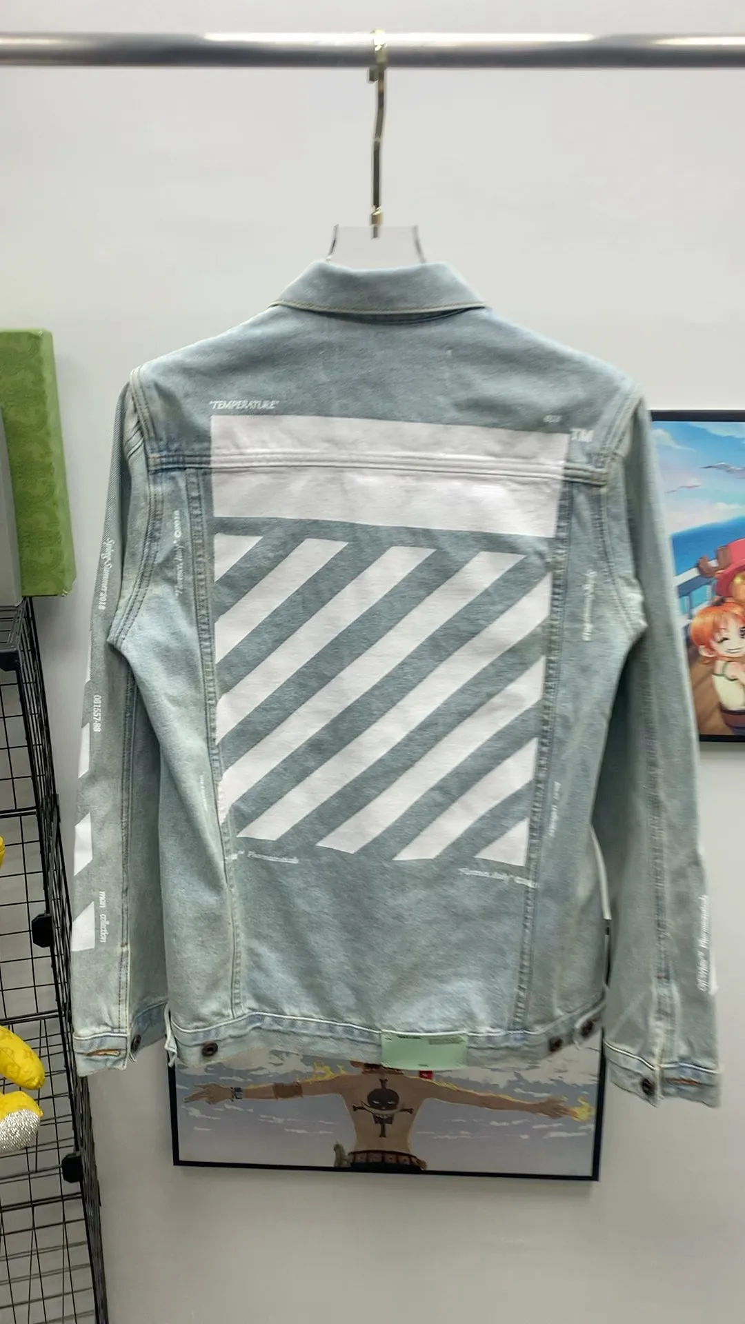 Real shot video on the back - Top tested version OFF WHITE OW new tape patch arrows Zebra Crossing OW men's and women's couple denim jacket original quality 22 brand new official collar label, the real over-the-top version Off-white 2022SS BLACK TAPE ARROWS DENIM JACKET Tape Denim Jacket, distinctive signature, unique high street style! The latest rubber strip industrial style elements in spring and summer (the main focus this season), heavy denim, more tough and retro, the main elements are heavily processed and have a micro profile, which can be worn by both men and women! Street arrow denim, a full set of customized accessories! Strict quality control! The same level as purchasing counters! Extremely difficult, don’t be afraid of any comparison! Color: washed blue Size: XS-L P:560